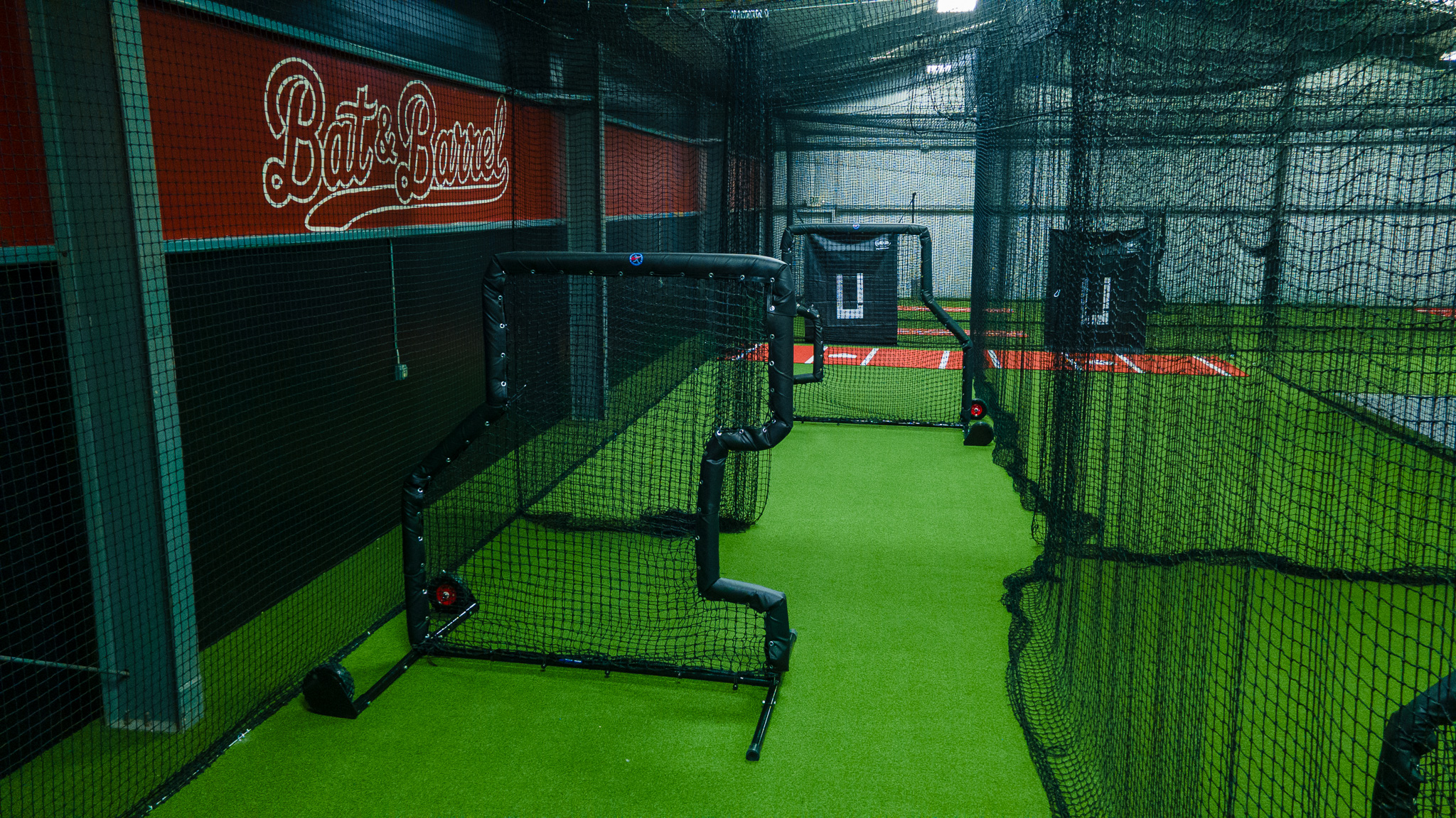 Training equipment and L-screens in tunnels